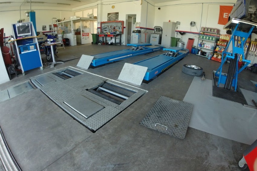 Συνεργείο αυτοκίνητων στο μαρκόπουλο