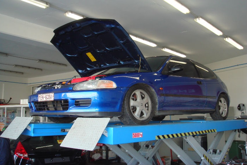 Συνεργείο αυτοκίνητων στο μαρκόπουλο